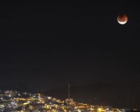 Eclipse é clicado no alto do Cordoeira em noite de "Lua de Sangue"