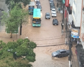 Chuva forte alaga ruas do Centro em tempo recorde