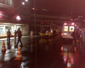 Ônibus derruba poste e deixa trecho da Av. Roberto Silveira sem luz