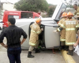 Carro tomba após colisão e deixa dois feridos em Nova Friburgo
