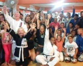 Aos 70 anos, irlandês alcança faixa preta de jiu-jitsu em Nova Friburgo