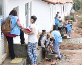 Famílias ocupam casas em construção no Parque das Flores