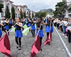 Desfile dos 201 anos de Nova Friburgo leva milhares à Alberto Braune
