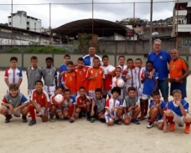 Rotary Clube de Olaria doa bolas para escolinha de futebol