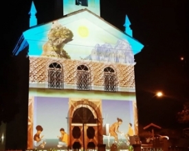 Projeção de imagens de Natal na Capela de Santo Antônio encanta