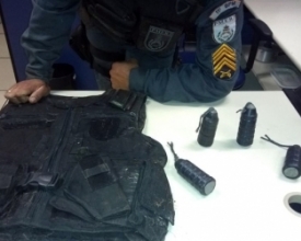 Polícia encontra 4 granadas e colete à prova de balas no Morro do Rui