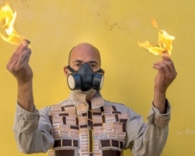 Artista plástico friburguense vira homem-chama em performance