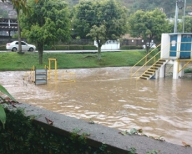 Frente fria causa temporal e rio transborda no Centro