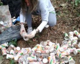 Excursionistas recolhem lixo do Morro da Cruz