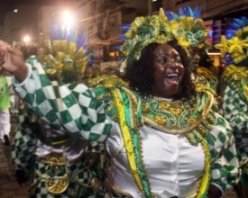 Vilage no Samba: verde e branco canta os mistérios da humanidade em belo desfile