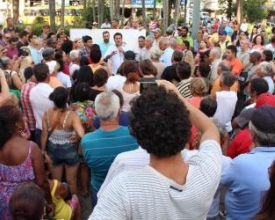 Manifestantes realizam ato na Praça Getúlio Vargas contra novo sistema de integração