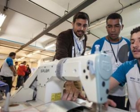 Estudantes friburguenses adaptam máquina de costura para deficientes físicos