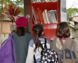 Moradores montam pequena biblioteca em ponto de ônibus