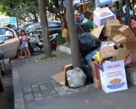 Lixo ocupa a Avenida Alberto Braune no Natal
