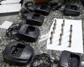 Jovens são detidos no Floresta com munições e carregadores de rádios