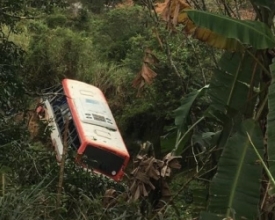 Ônibus cai em rio de Cantagalo e motorista morre