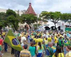 Nova Friburgo põe 1.500 nas ruas no histórico 13 de março