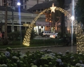 Praça Getúlio Vargas começa a ser enfeitada para o Natal