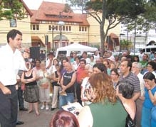 Deputado federal realiza audiência pública na praça