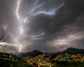 Tempestade de raios rasga os céus e assusta Nova  Friburgo