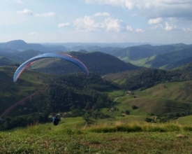 Homem cai durante voo de parapente em Duas Barras