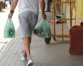 Supermercados de Friburgo já começam a cobrar por sacolas plásticas
