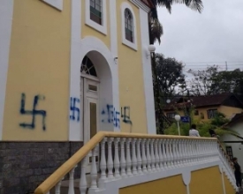 Polícia investiga pichação de suásticas na Capela de São Pedro da Serra