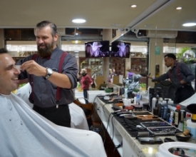 Barbearias modernas levam charme às ruas de Friburgo