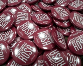 Outubro Rosa: Acianf produz buttons para lojistas, empresários e clientes