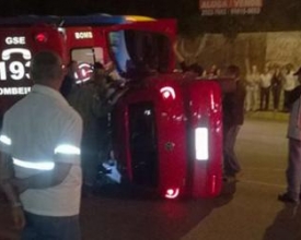 Carro capota e homem se fere no Centro