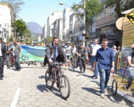 Após desfile, ciclistas fazem ato pela construção de ciclovias