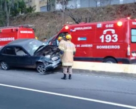 Carro desgovernado para em mureta da Via Expressa