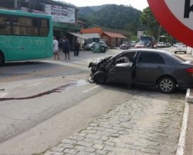 Carro e ônibus colidem em Mury
