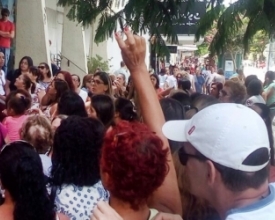 Profissionais de apoio da Educação fazem protesto em Nova Friburgo