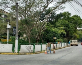 Prefeitura reinstala grade de proteção na Galdino do Valle
