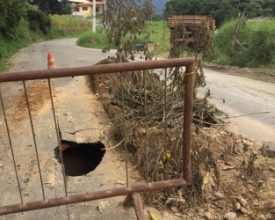 Buraco em estrada pode isolar moradores do Sítio São Luiz