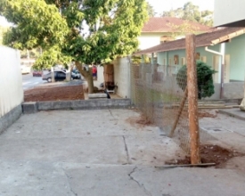 Campo do Coelho: demolição de muro de escola gera polêmica