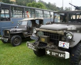 Veículos civis e militares antigos no pátio do 11º BPM