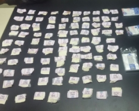Polícia apreende 94 papelotes de cocaína, mas suspeitos fogem