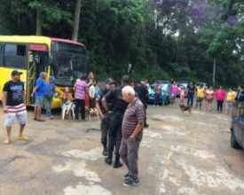 Moradores da Fazenda da Laje apreendem ônibus em protesto