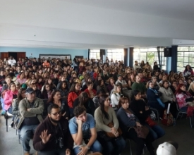 Professores suspendem greve até resposta de Bravo a contraproposta