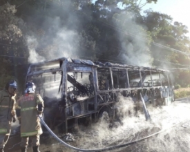Fogo destrói ônibus da Faol na RJ-142, entre Mury e Lumiar