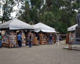 Feira de livros fica na Praça Getúlio Vargas até o fim de abril
