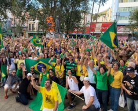 Friburguenses fazem ato em defesa do governo Bolsonaro