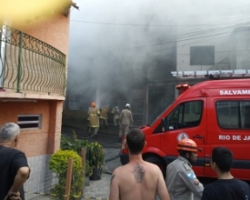 Incêndio em depósito de colchões mobiliza 14 bombeiros