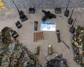 PM encontra duas granadas e rádios do tráfico no Alto de Olaria