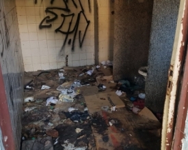Banheiro público sob viaduto volta à imundície