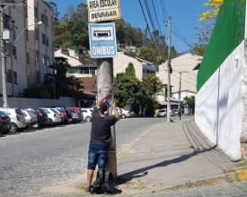 Leitor flagra colagem ilegal de anúncios em postes na Vila Amélia