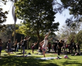 Yoga Day leva dezenas aos jardins do Country neste 1º sábado do inverno
